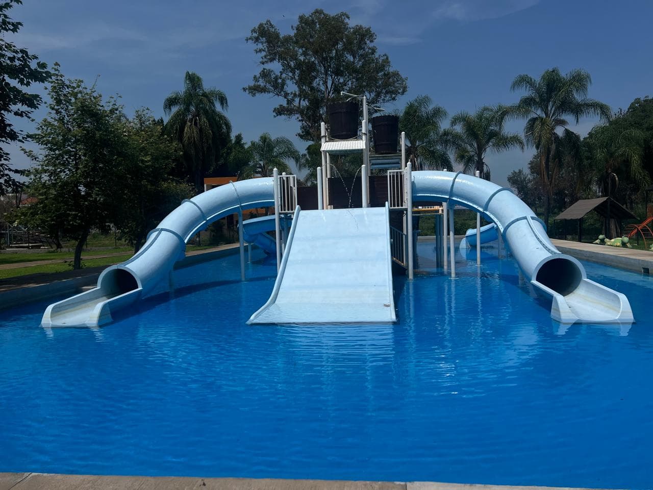 La misma alberca con agua azul cristalina después del reacondicionamiento de Cascas Pools