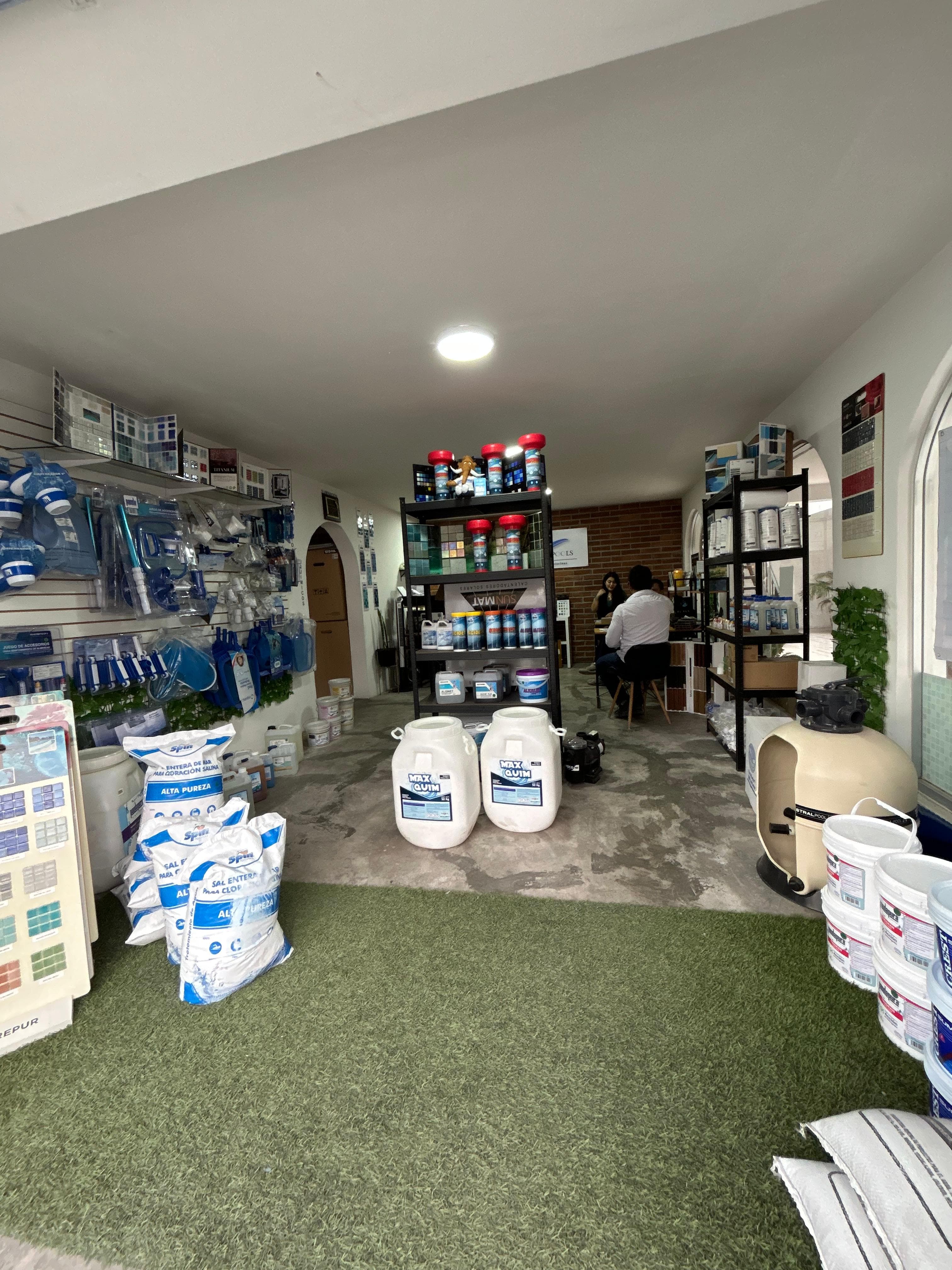 Interior de la tienda Cascas Pools con productos, químicos y equipos para piscinas